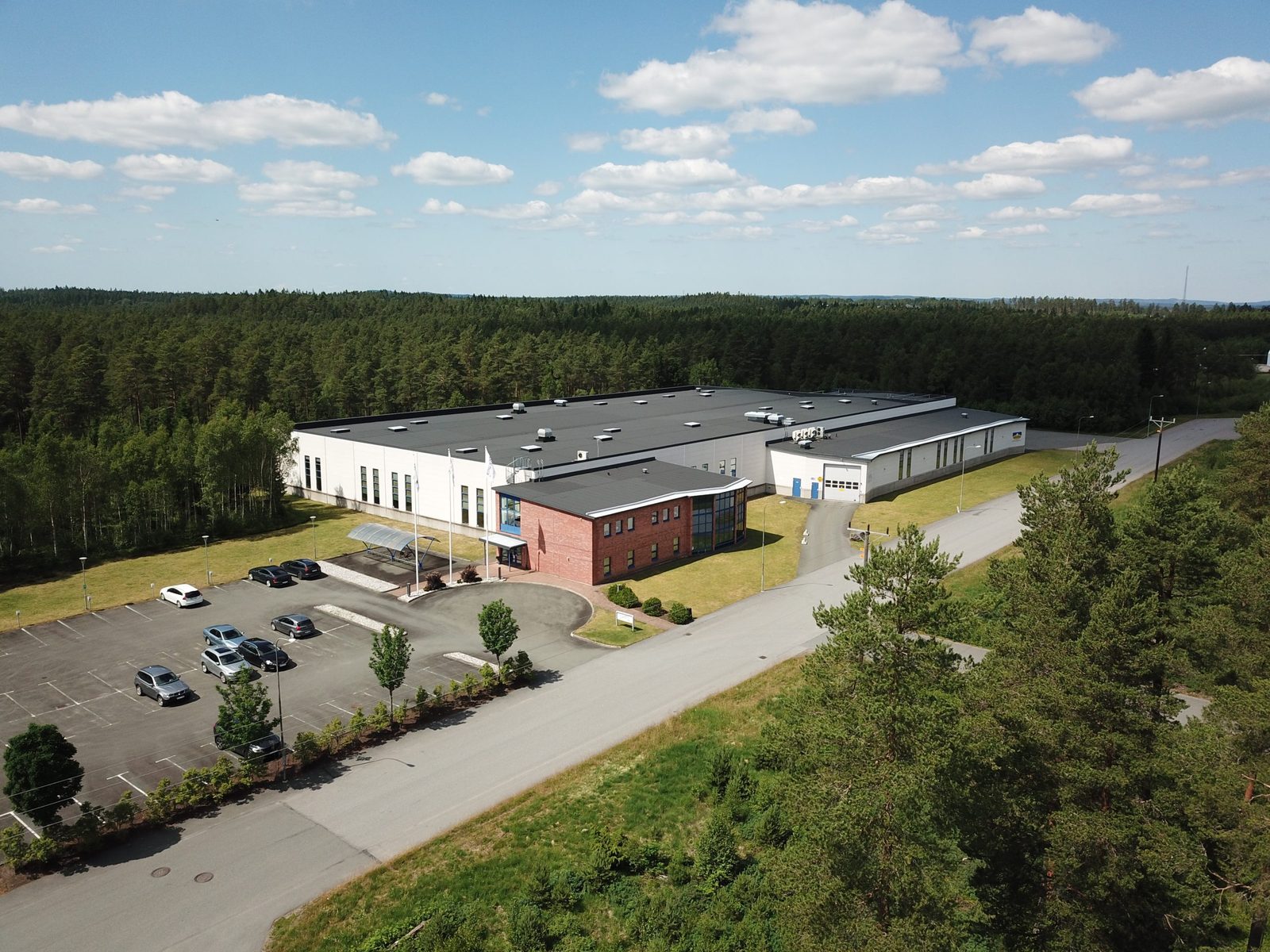Qtechs anläggning i Anderstorp — fabrik omgiven av småländsk skog